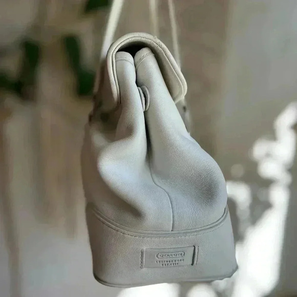 Beautiful Coach Hamptons White Leather Purse - Excellent Condition - Picture 8 of 15